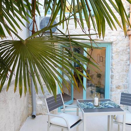 Bezauberndes Steinhaus Mit Garten In Der Altstadt Von Rovigno Esterno foto