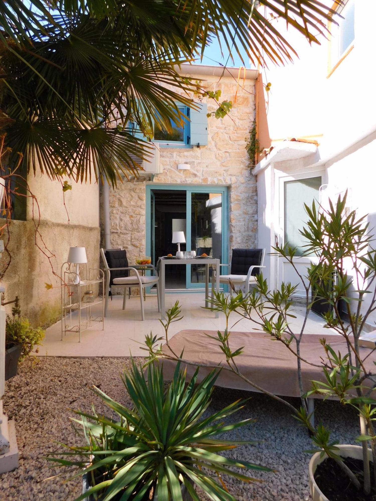 Bezauberndes Steinhaus Mit Garten In Der Altstadt Von Rovigno Esterno foto