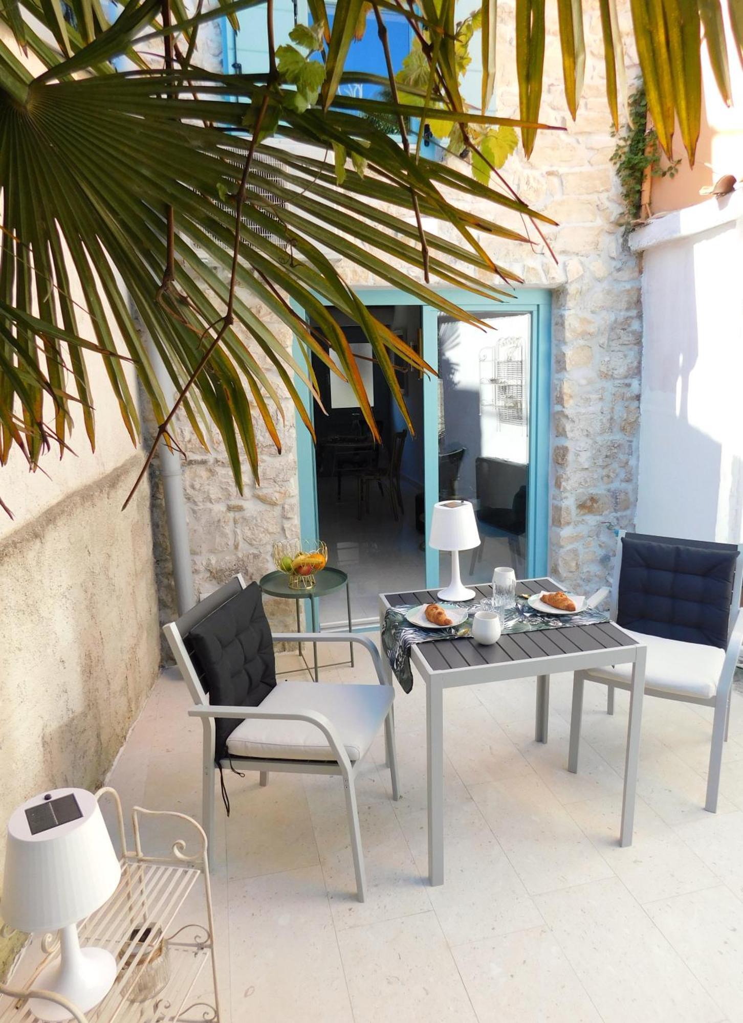 Bezauberndes Steinhaus Mit Garten In Der Altstadt Von Rovigno Esterno foto