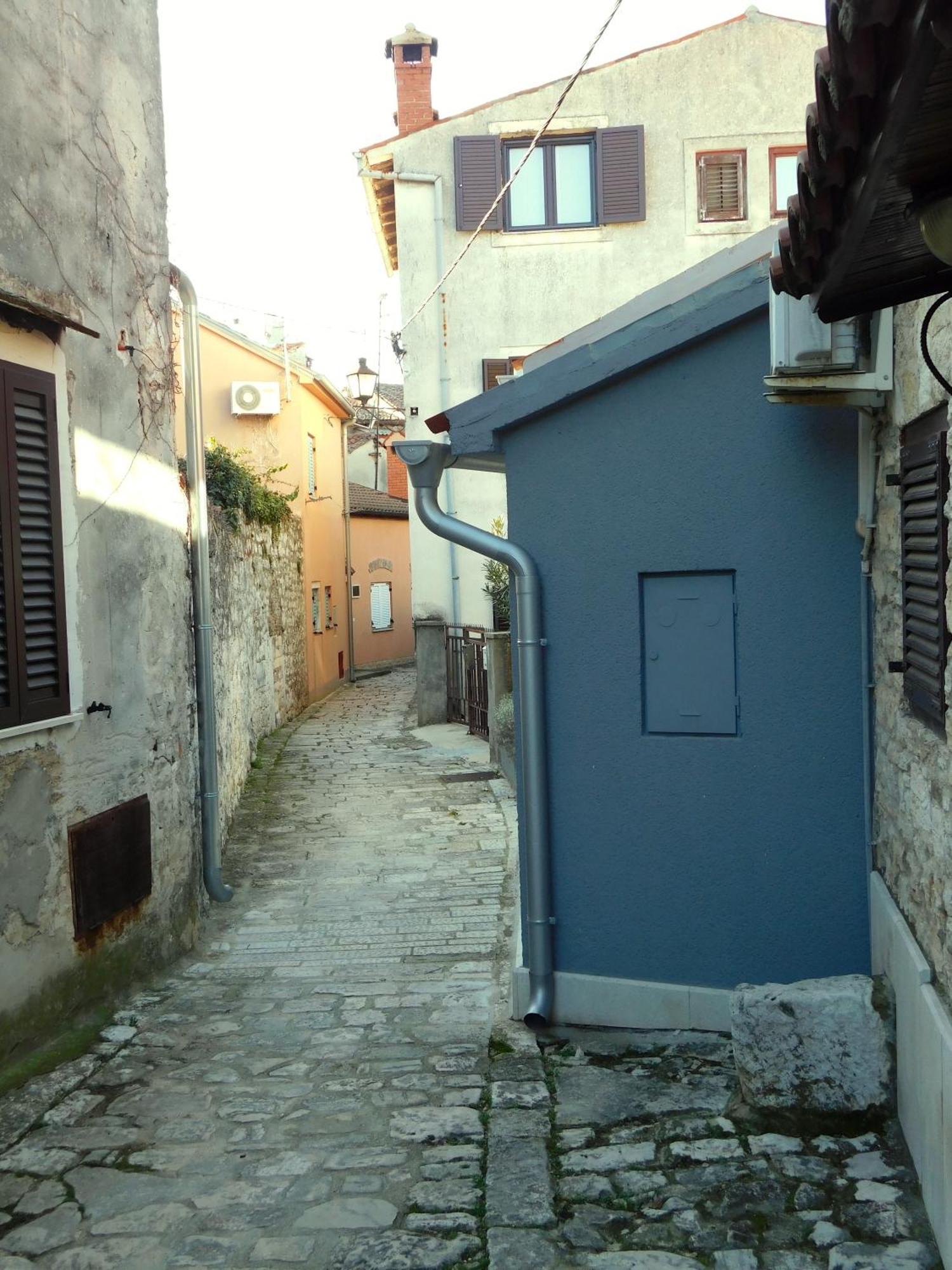 Bezauberndes Steinhaus Mit Garten In Der Altstadt Von Rovigno Esterno foto
