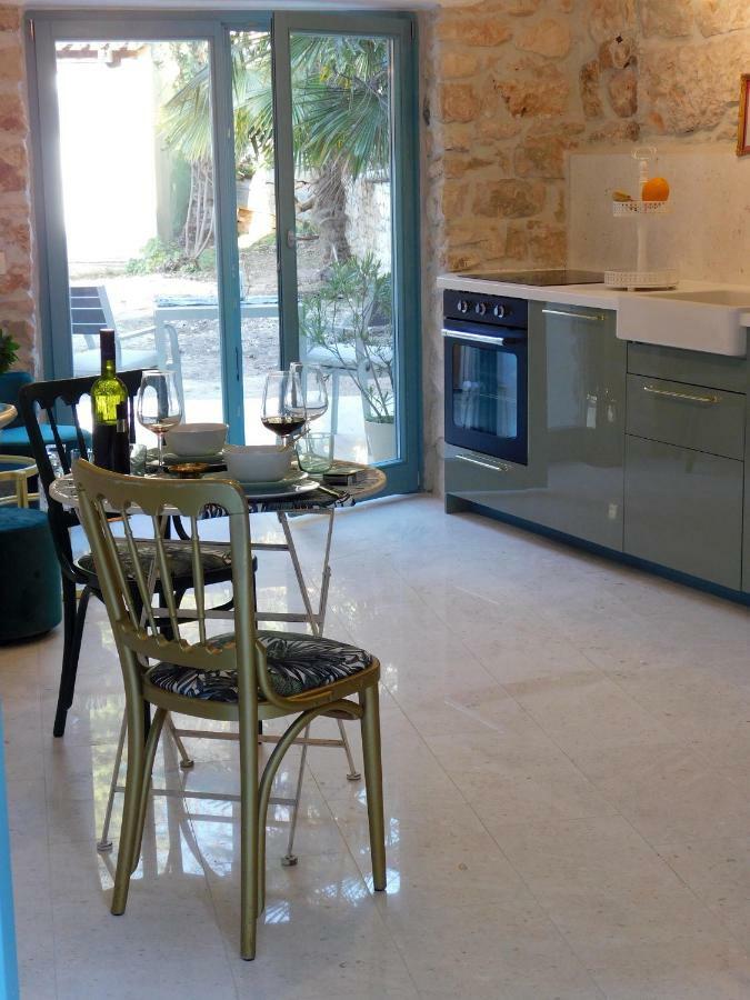 Bezauberndes Steinhaus Mit Garten In Der Altstadt Von Rovigno Esterno foto