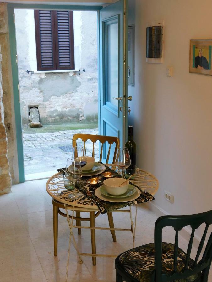 Bezauberndes Steinhaus Mit Garten In Der Altstadt Von Rovigno Esterno foto