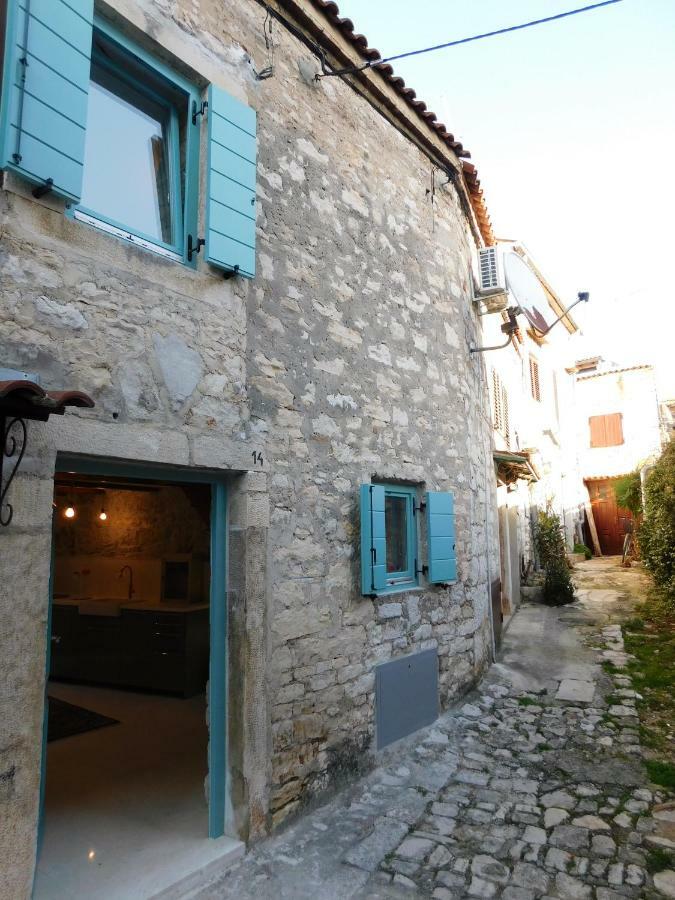 Bezauberndes Steinhaus Mit Garten In Der Altstadt Von Rovigno Esterno foto